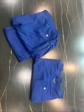 Fabletics Men's scrub top and Pants Set in Royal Blue